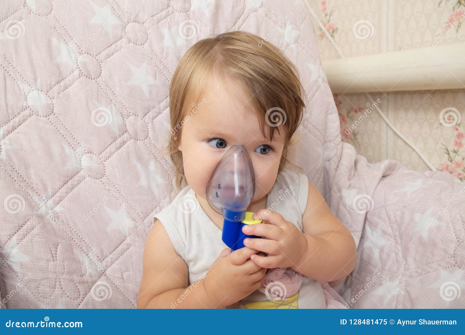 Niñito en una máscara, tratamientos del tracto respiratorio con un  nebulizador en casa. El bebé se sienta con un nebulizador en su boca,  inhalador, tratamiento de bronquitis Fotografía de stock - Alamy