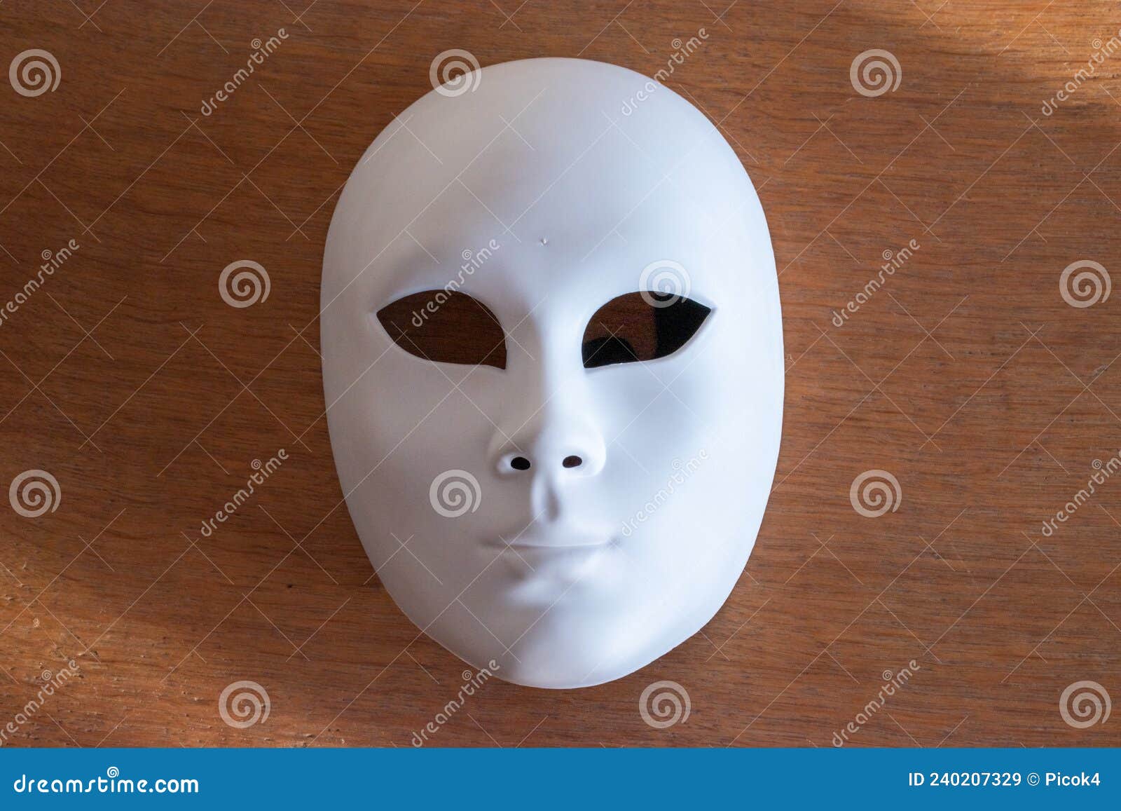 Máscara Veneciana Azul Aislado En Un Blanco Fotos, retratos, imágenes y  fotografía de archivo libres de derecho. Image 26154499