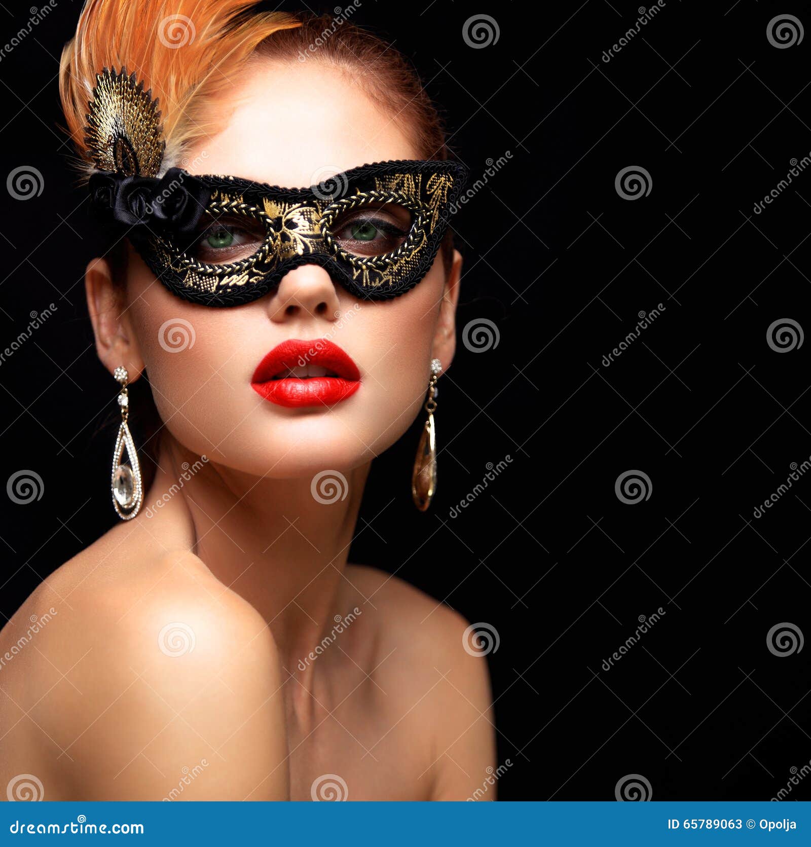 Máscara Veneciana Del Carnaval De La Mascarada De La Mujer Modelo De La  Belleza Que Lleva En El Partido Imagen de archivo - Imagen de persona,  traje: 132628377