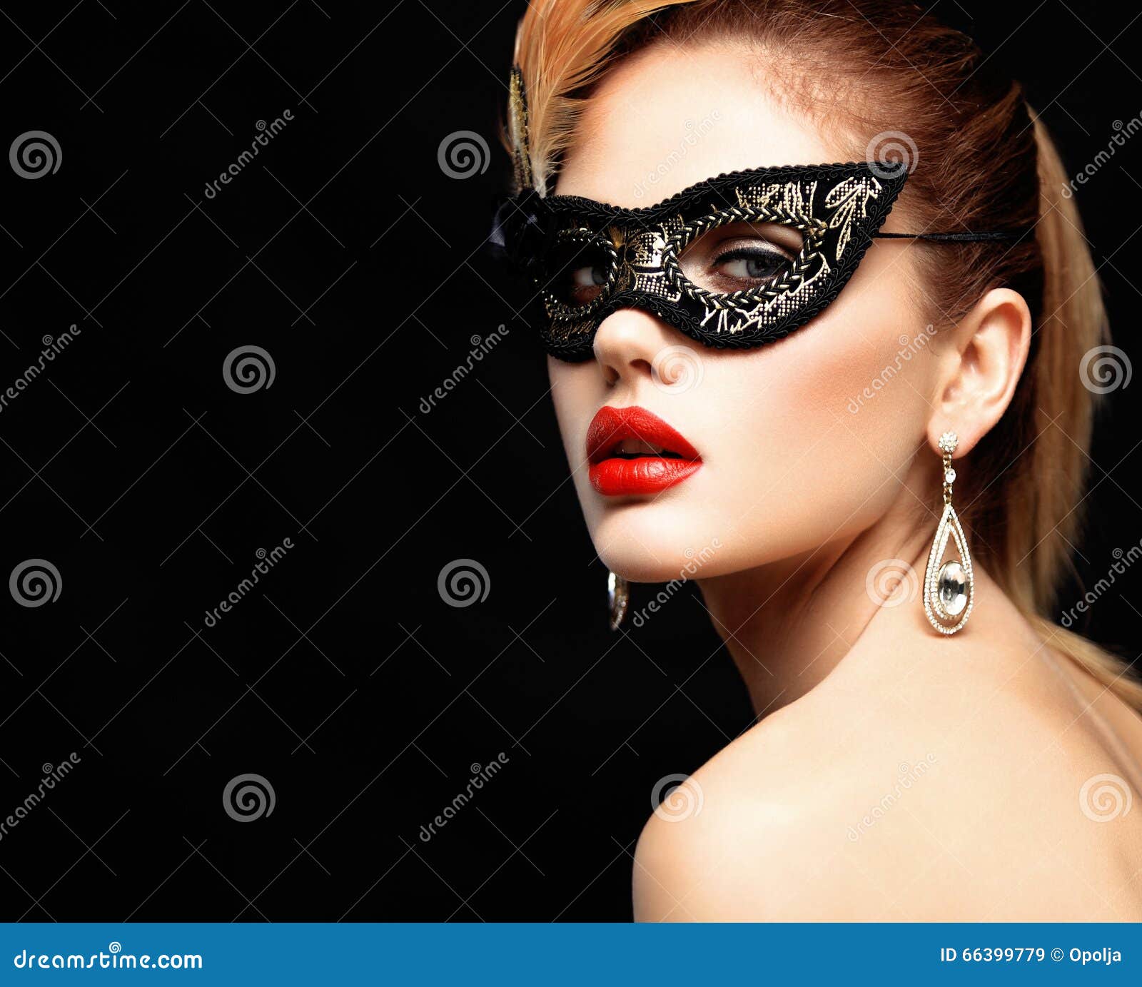 Fotos de Mujer hermosa en máscara de mascarada veneciana - Imagen