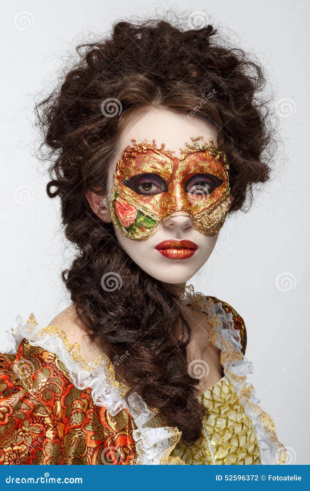 Máscara veneciana. Hermosa mujer en vestido vintage y una máscara