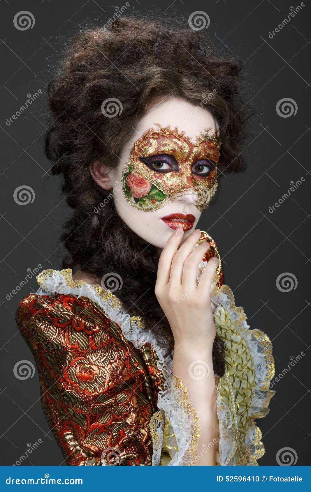 mujer joven en vestido y máscara veneciana 13148445 Foto de stock