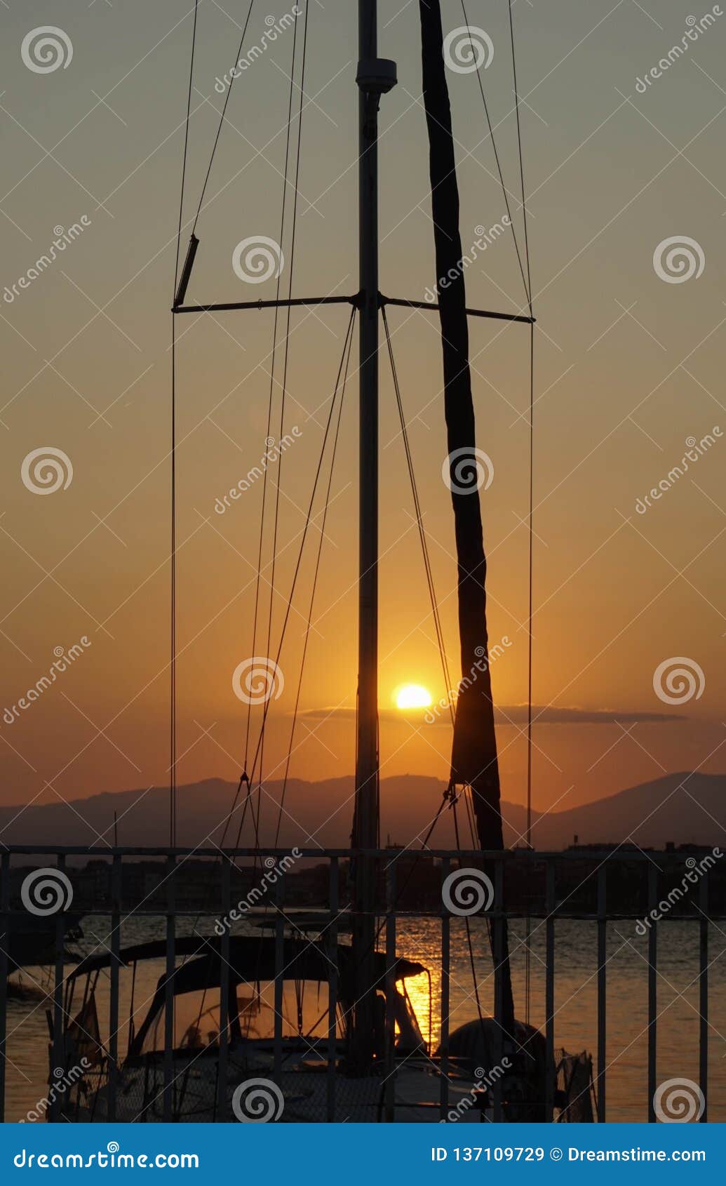 Mât De Coucher Du Soleil Dun Voilier Dans Le Contre Jour