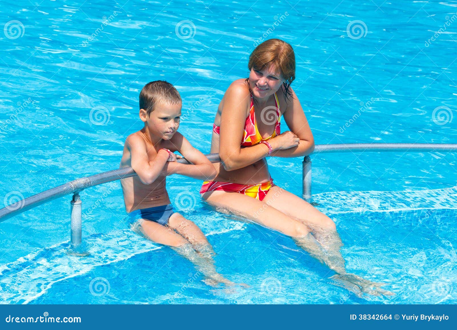 Mãe Com Seu Filho Na Associação. Foto de Stock - Imagem de lagoa, piscina:  38342664