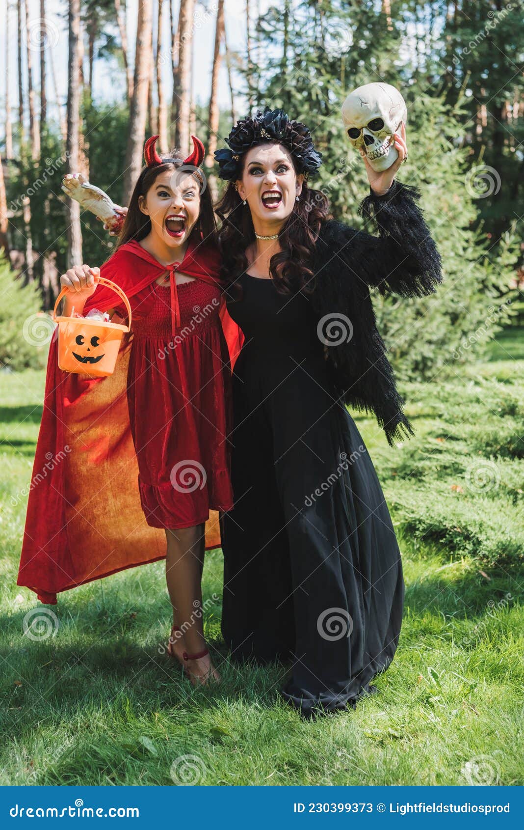 Dia das bruxas. mãe e filha com fantasia de halloween. família em casa.