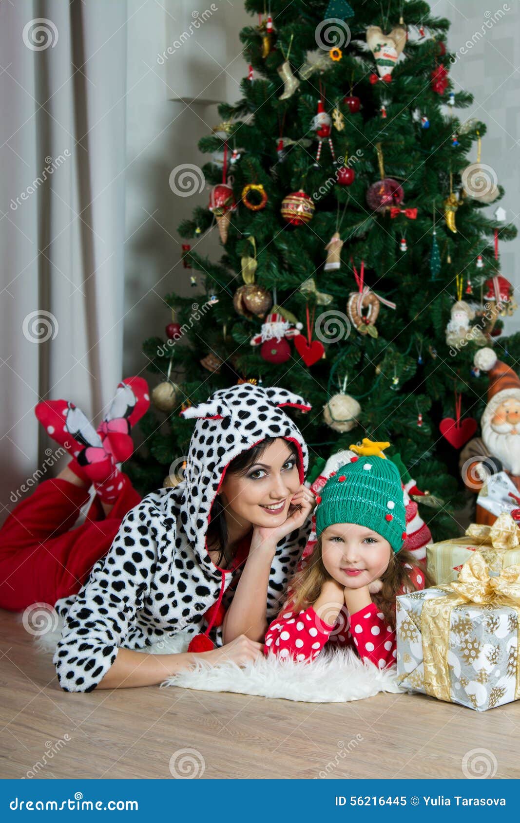 Mãe E Filha Na Roupa Home Festiva Sob O Natal Imagem de Stock - Imagem de felicidade, vestido: 56216445 Mãe E Filha Na Roupa Home Festiva Sob O Natal Imagem de Stock - Imagem de felicidade, vestido: 56216445