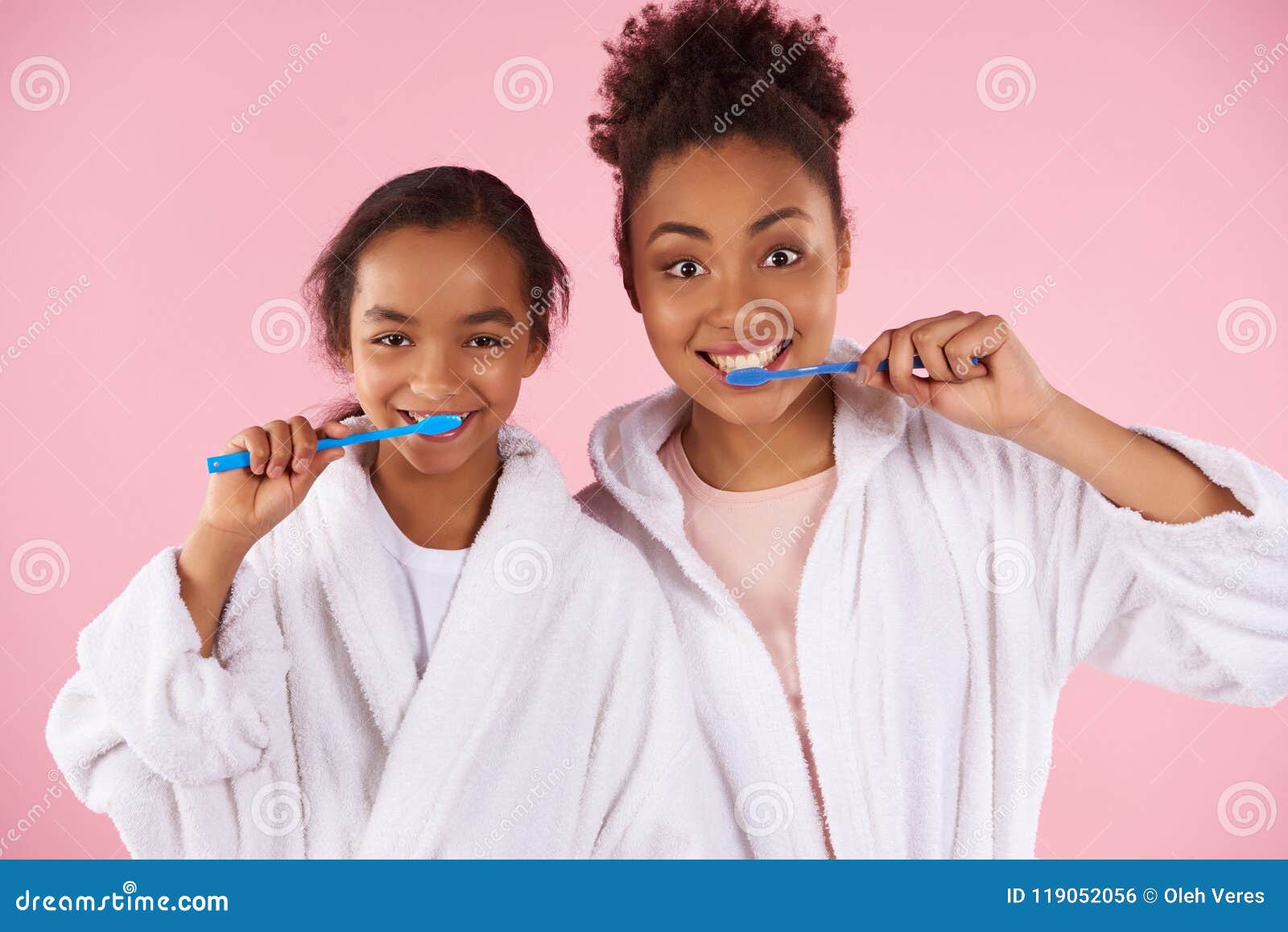 Mãe E Filha Pretas Felizes No Vestido De Molho Foto de Stock ...