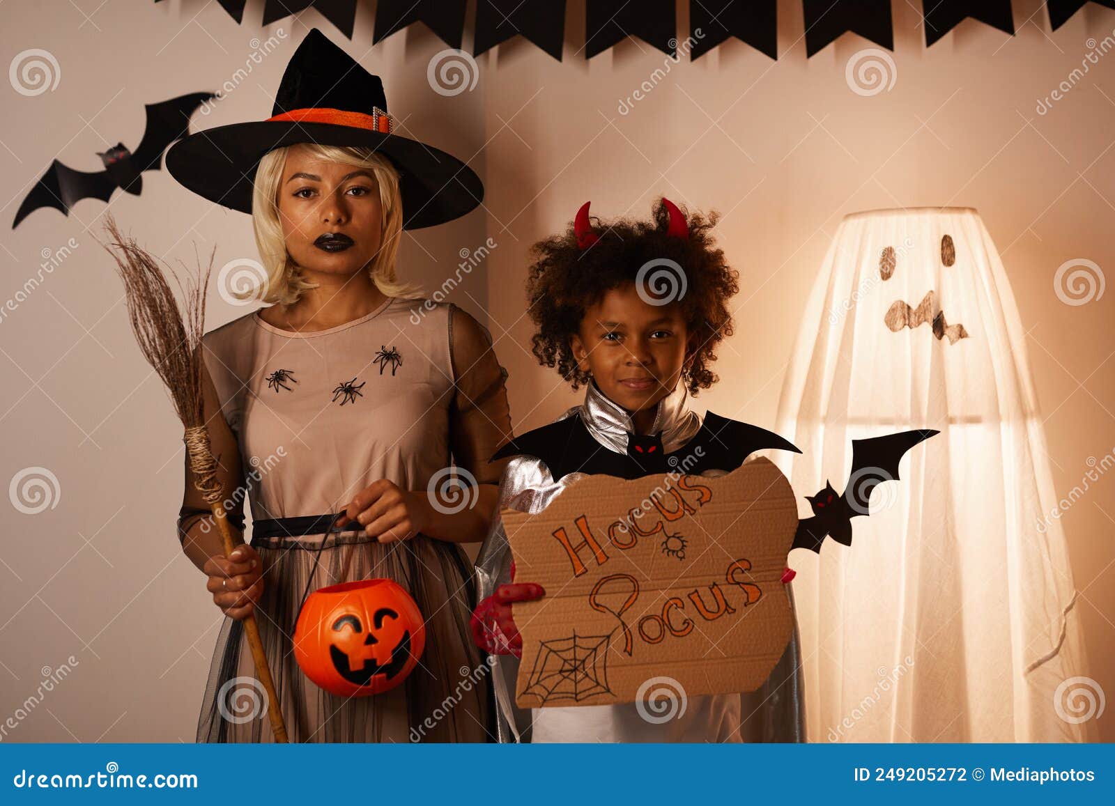 Dia das bruxas. mãe e filha com fantasia de halloween. família em casa.