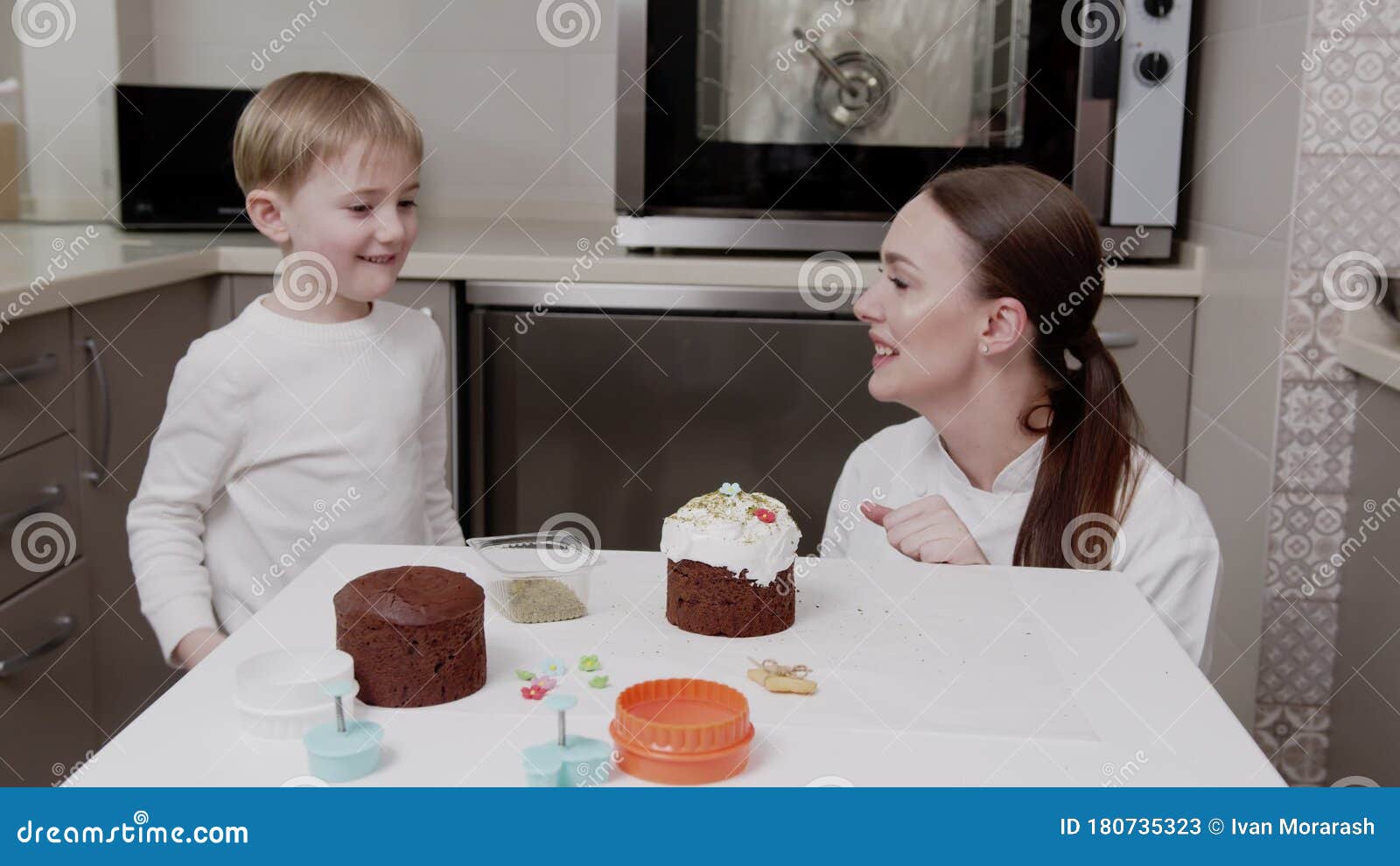 A Minha Mãe Está A Cozinhar Bolinhos Para O Filho PNG , Filho