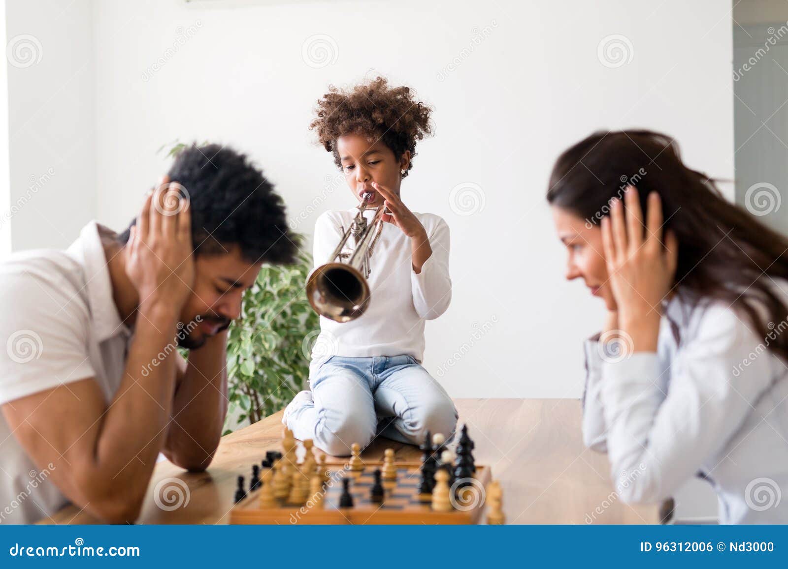 Menina asiática jogando xadrez em casa. um jogo de xadrez [download] -  Designi