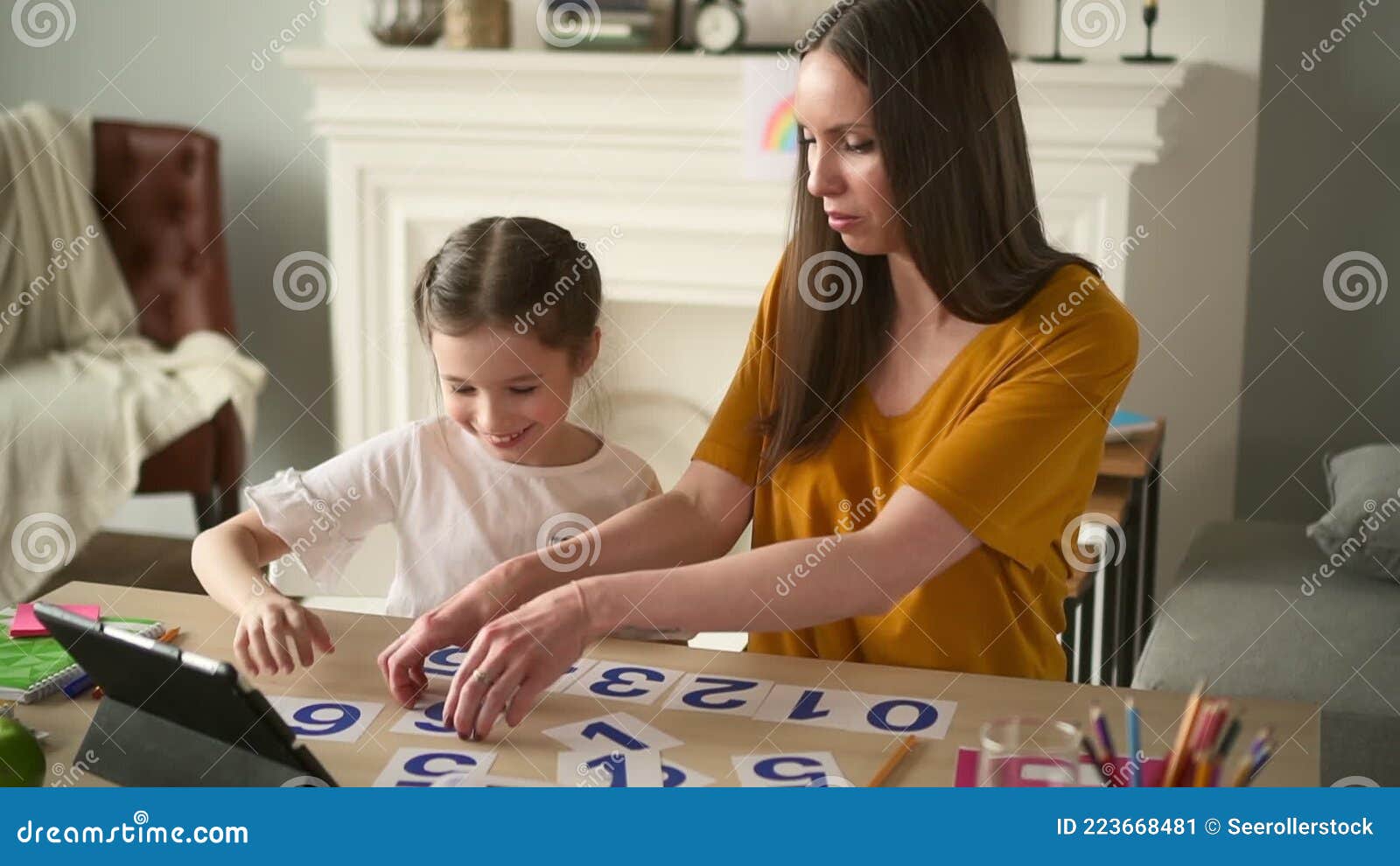 Mãe ensinando crianças na aula de desenho. Filha e filho pintando