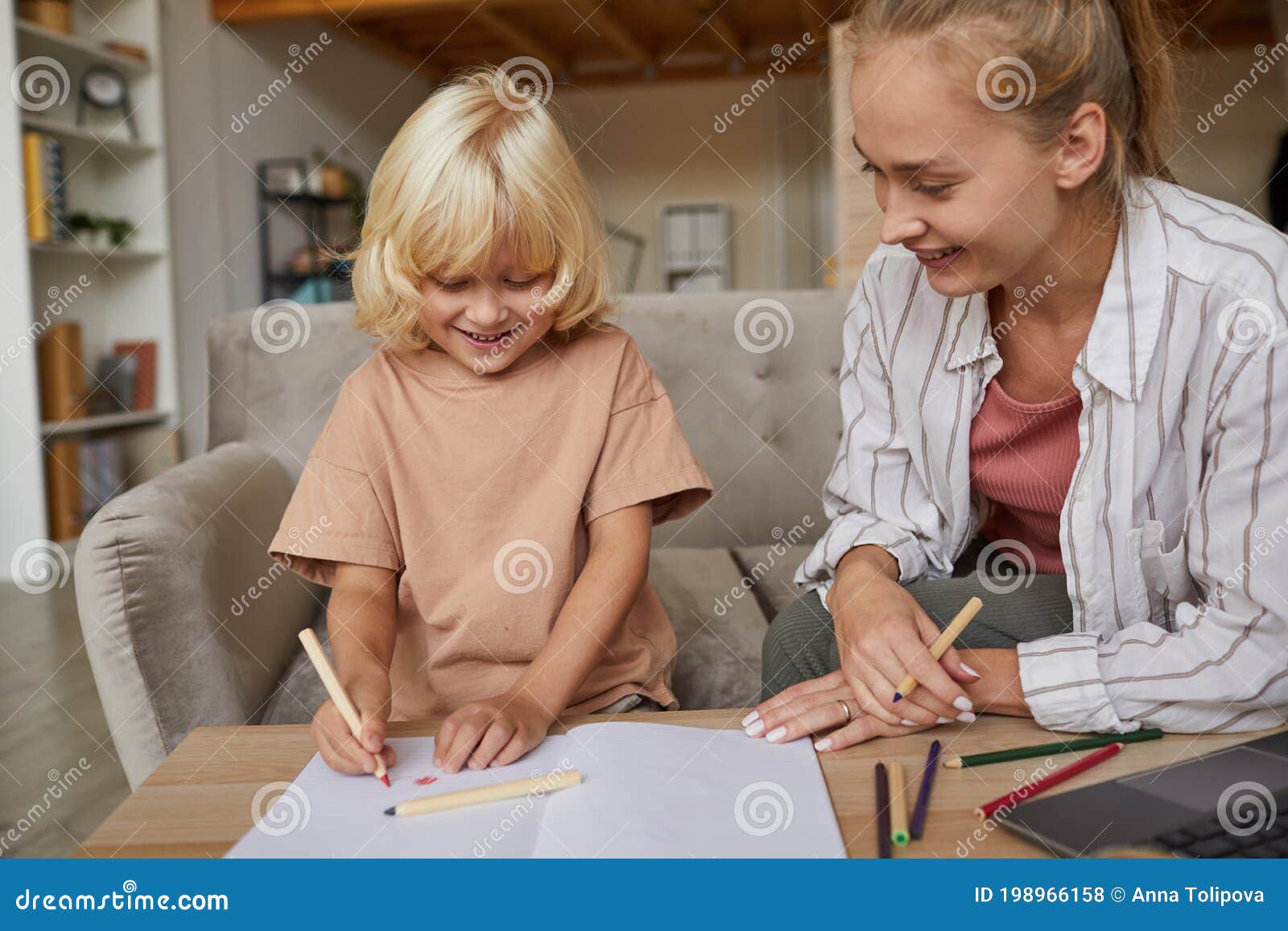 Mãe ensinando crianças na aula de desenho. Filha e filho pintando