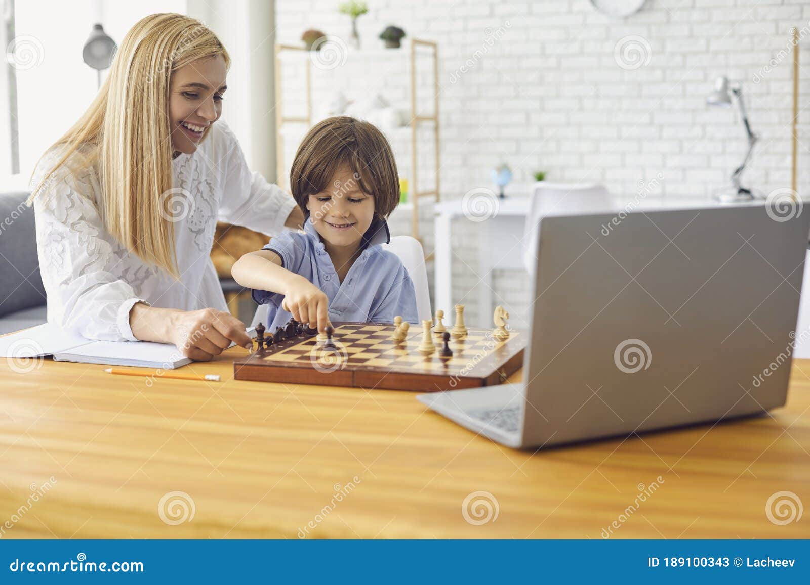 Mãe Ensinando Seu Filho a Jogar Xadrez Após Lição on-line Sobre Laptop Em  Casa. Jogo De Tabuleiro Para Pais E Crianças Imagem de Stock - Imagem de  atendimento, treinamento: 189100343