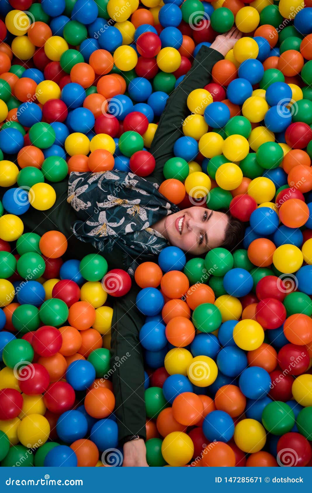 Bolas coloridas na piscina com bolas na sala de jogos