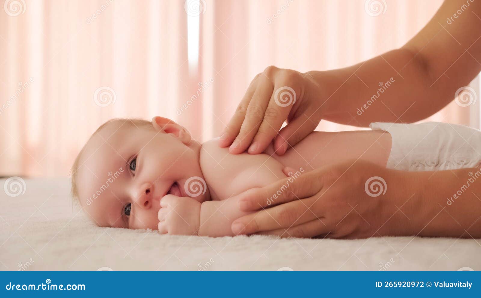 Bebê Recém-nascido Na Barriga Da Mãe Foto de Stock - Imagem de