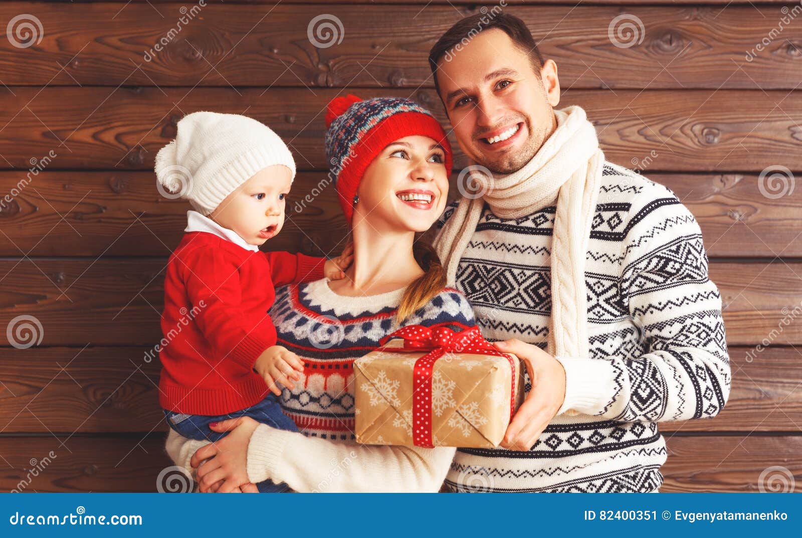 A Mãe, O Pai E O Bebê Felizes Da Família Com Presentes Do Natal Cortejam  Sobre Imagem de Stock - Imagem de bebê, menina: 82400351