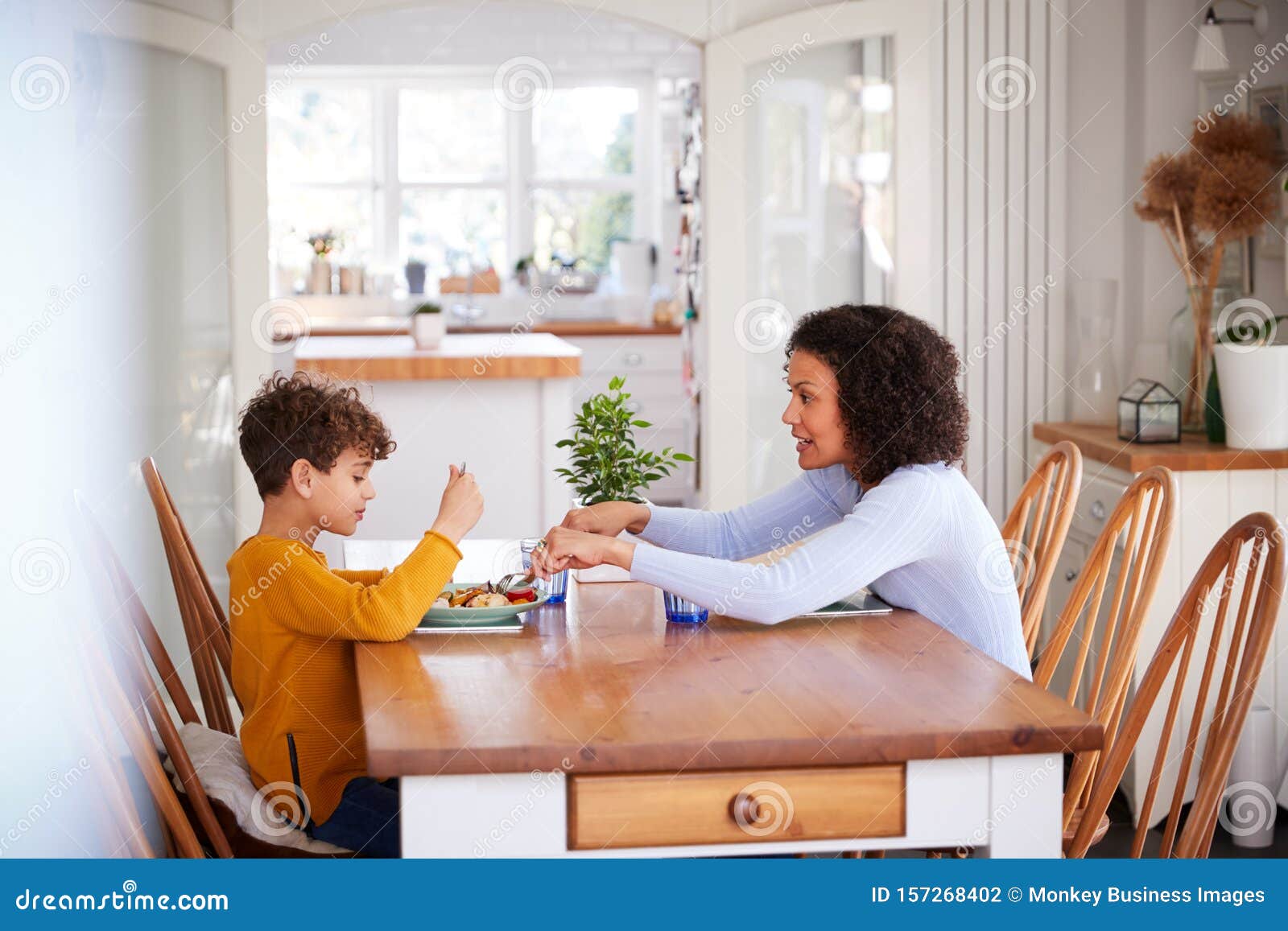 Mãe comendo o filho