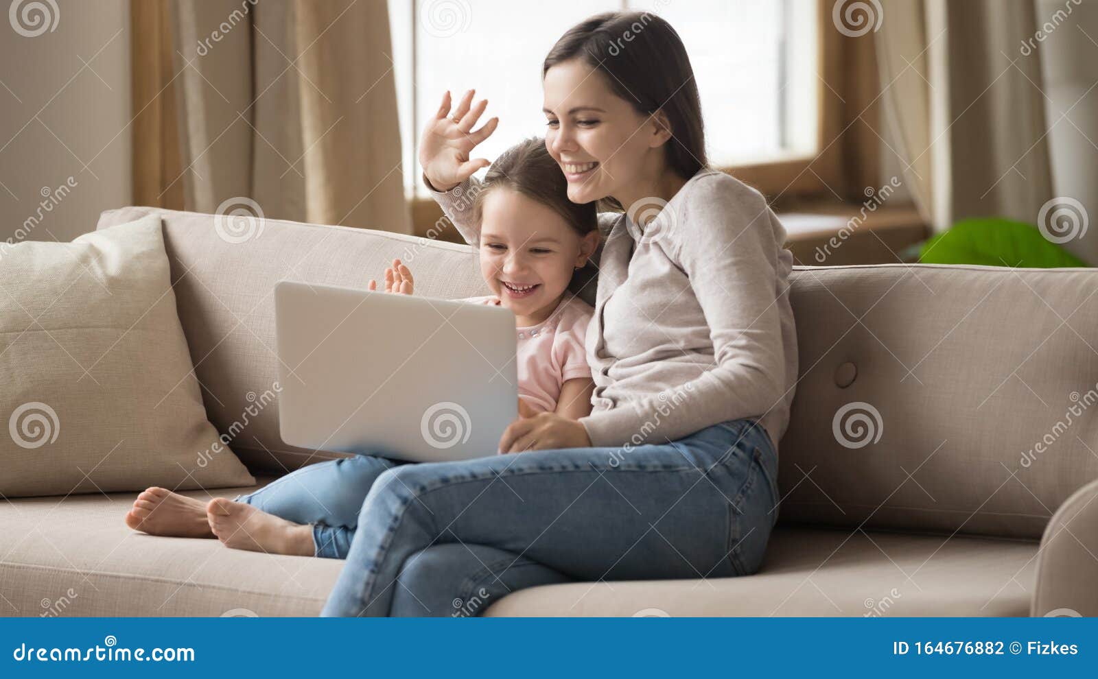 Menina Sorridente Gostando De Jogar Jogos Online Em Tablet Digital. Foto de  Stock - Imagem de internet, computador: 174943900