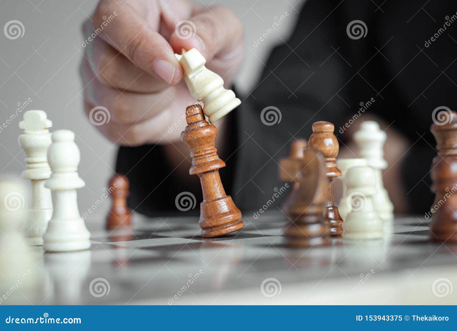 Mão do homem de negócios em movimento figura de xadrez para ganhar