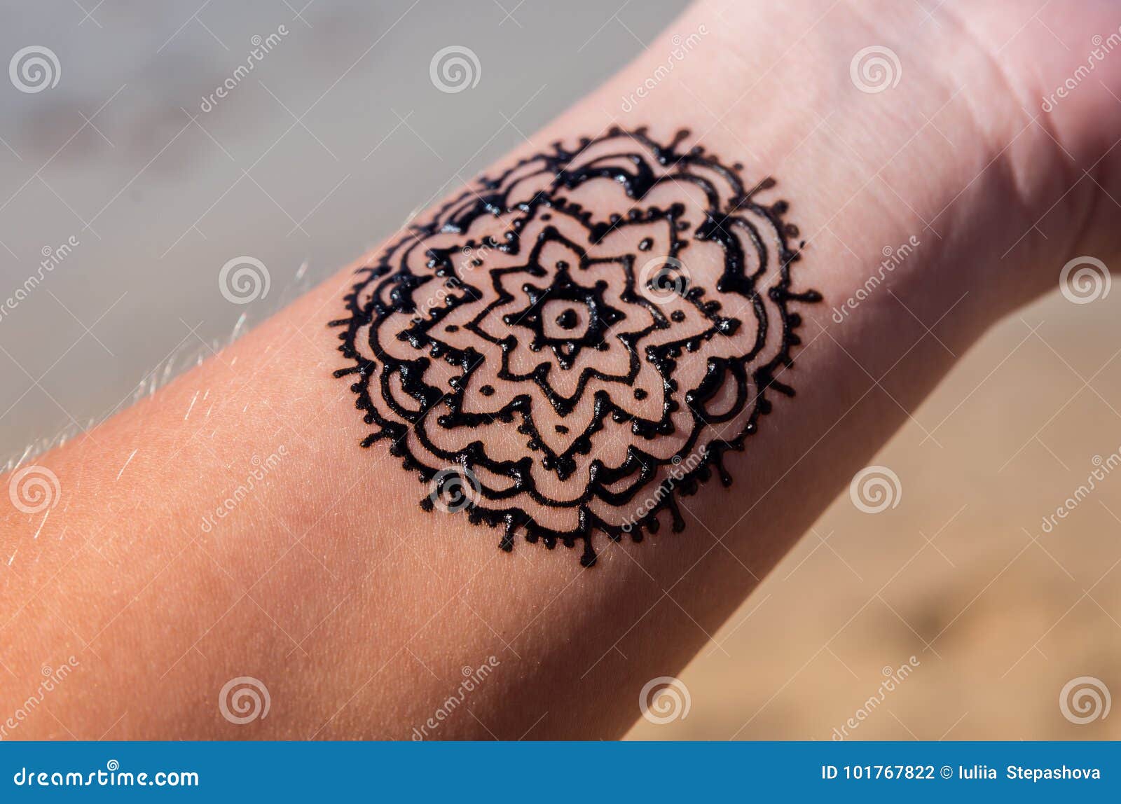 Mão Com O Mehendi Da Hena Da Tatuagem Do Teste Padrão Da Mandala Foto de  Stock - Imagem de tradicional, pintura: 101767822