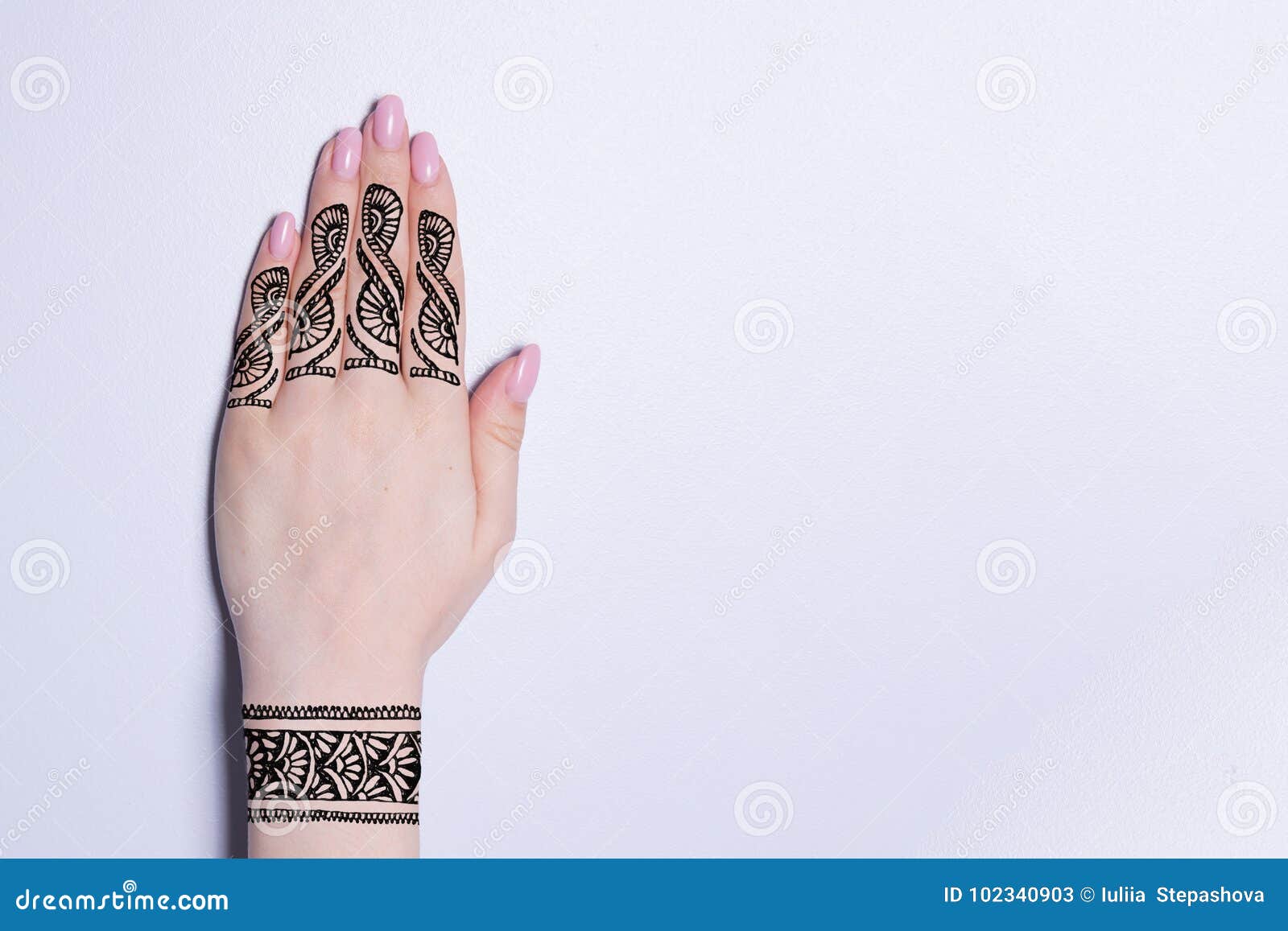 Mão Com O Mehendi Da Hena Da Tatuagem Do Teste Padrão Da Mandala Foto de  Stock - Imagem de beleza, tatuagem: 102341316