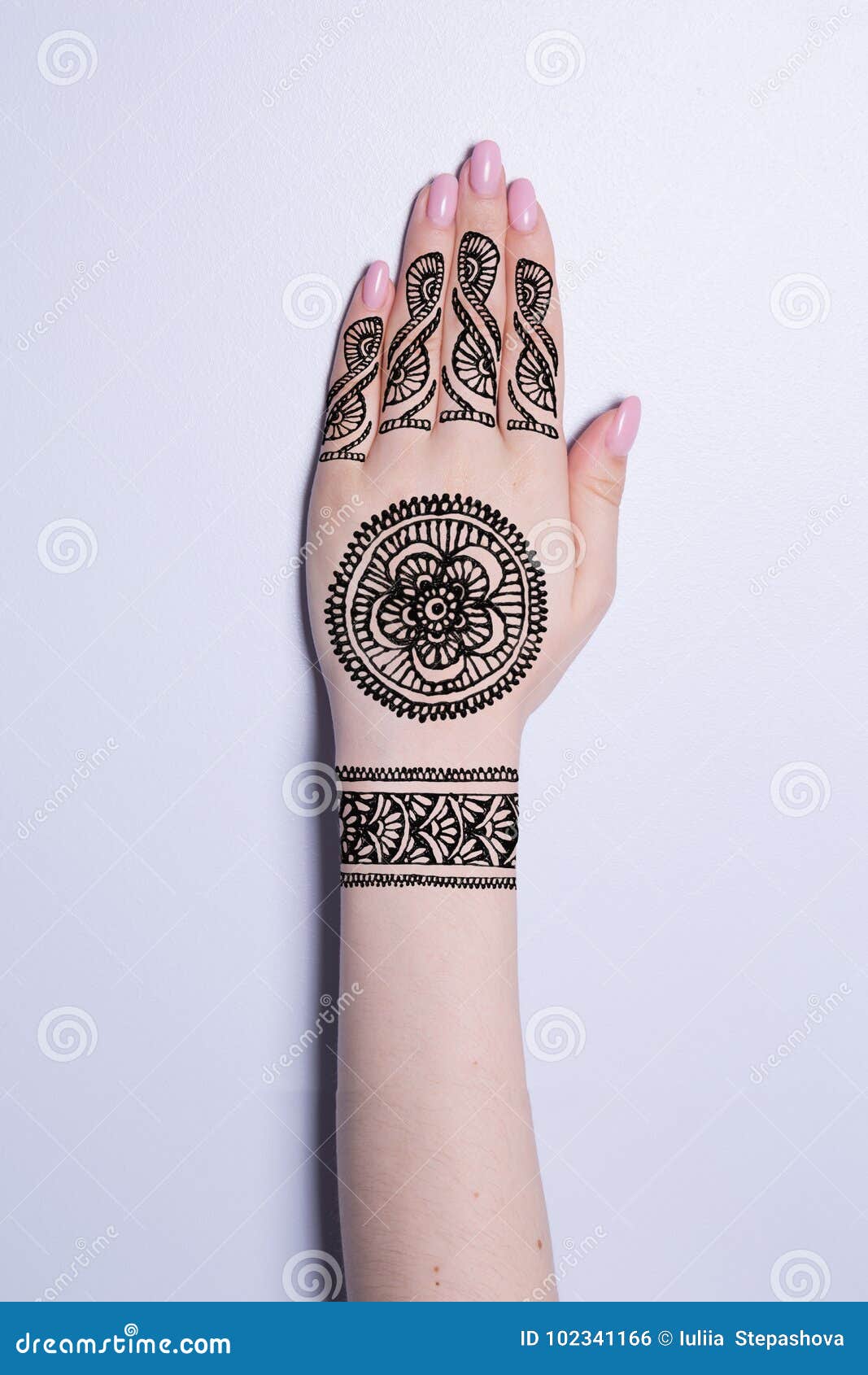 Mão Com O Mehendi Da Hena Da Tatuagem Do Teste Padrão Da Mandala Foto de  Stock - Imagem de beleza, tatuagem: 102341316