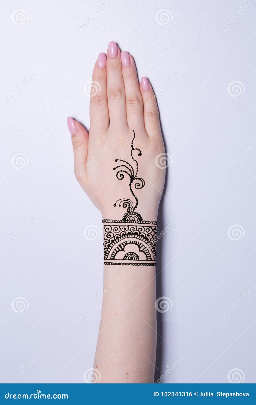 Mão Com O Mehendi Da Hena Da Tatuagem Do Teste Padrão Da Mandala Foto de  Stock - Imagem de beleza, tatuagem: 102341316