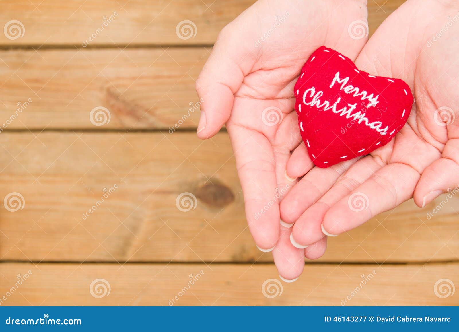 Mão Com Um Coração Com O Feliz Natal Da Mensagem Imagem de Stock - Imagem de chique, vermelho: 46143277 Mão Com Um Coração Com O Feliz Natal Da Mensagem Imagem de Stock - Imagem de chique, vermelho: 46143277