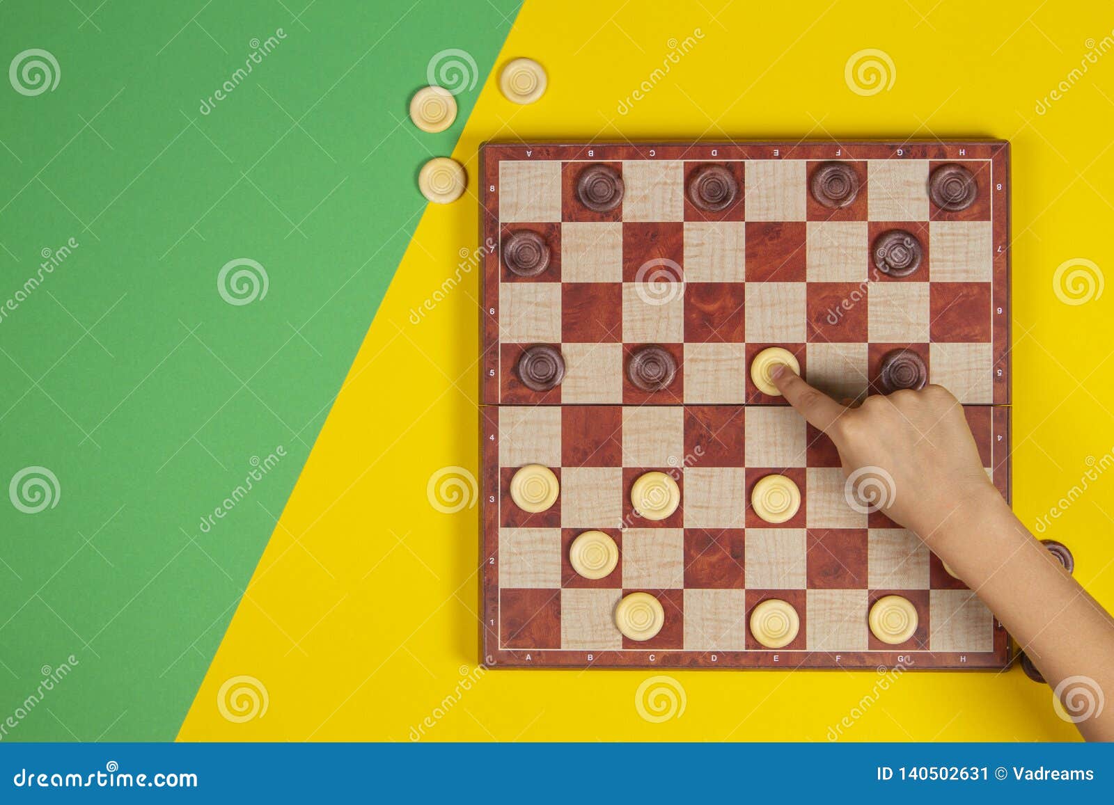 Equipa a Mão Que Joga Um Jogo De Xadrez Foto de Stock - Imagem de lazer,  batalha: 35244498