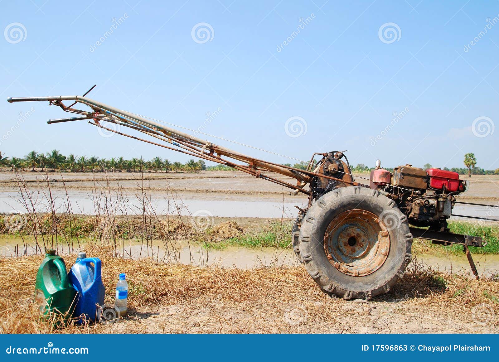 Fotos de Trator fazenda, Imagens de Trator fazenda sem royalties