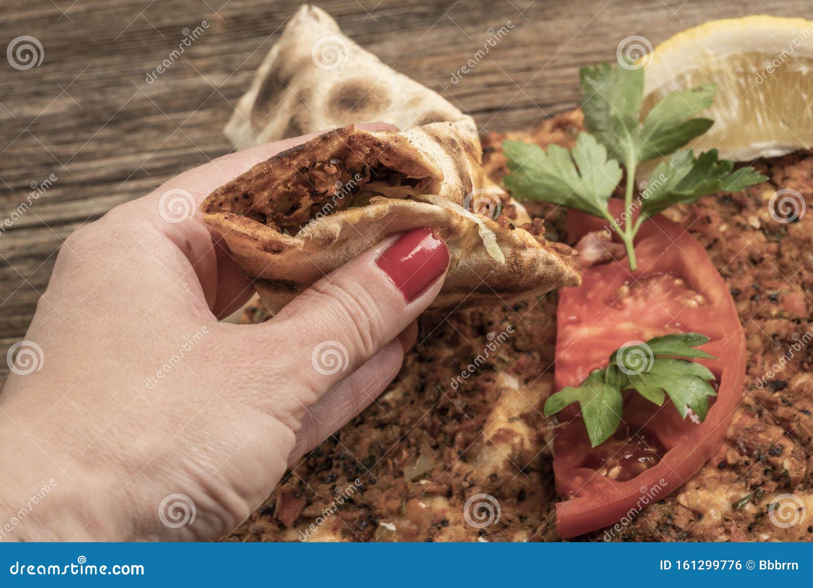 Vai comer agora ou quer que embrulhe?