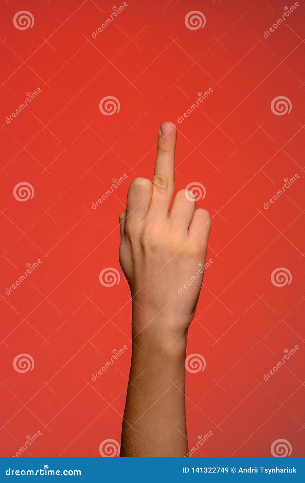 mão humana com dedos dobrados, mostra um dedo indicador que simboliza uma pistola, isolada em um fundo vermelho 18823042 Foto de stock no Vecteezy