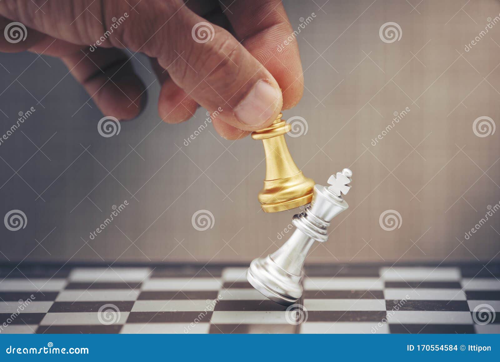 Mão Segurando Peça De Xadrez, Jogo De Estratégia De Xadrez