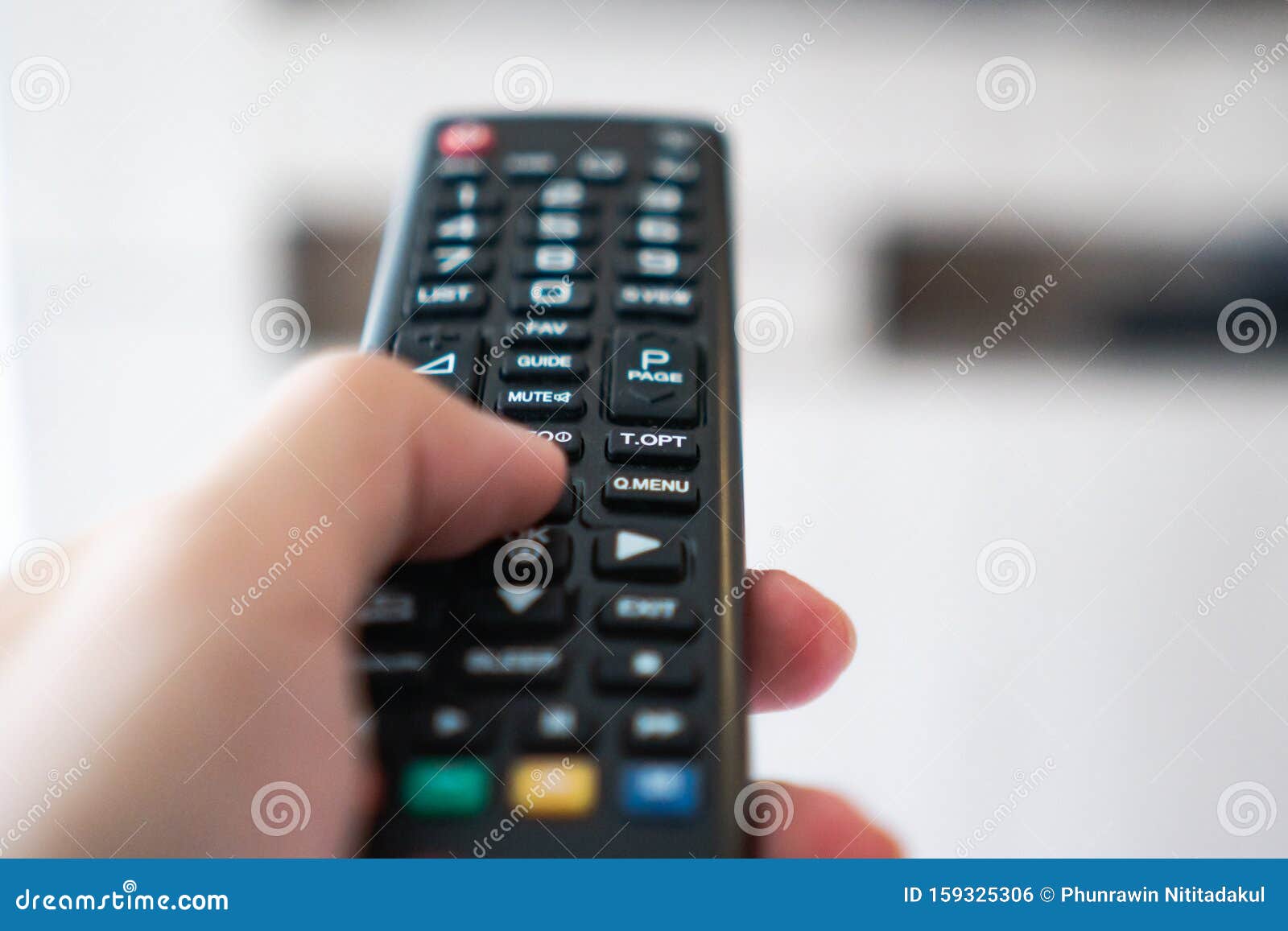 Mão Segurando Ponto De Controle Remoto Na Televisão Foto de Stock - Imagem de canaleta, equipamento: 159325306 Mão Segurando Ponto De Controle Remoto Na Televisão Foto de Stock - Imagem de canaleta, equipamento: 159325306