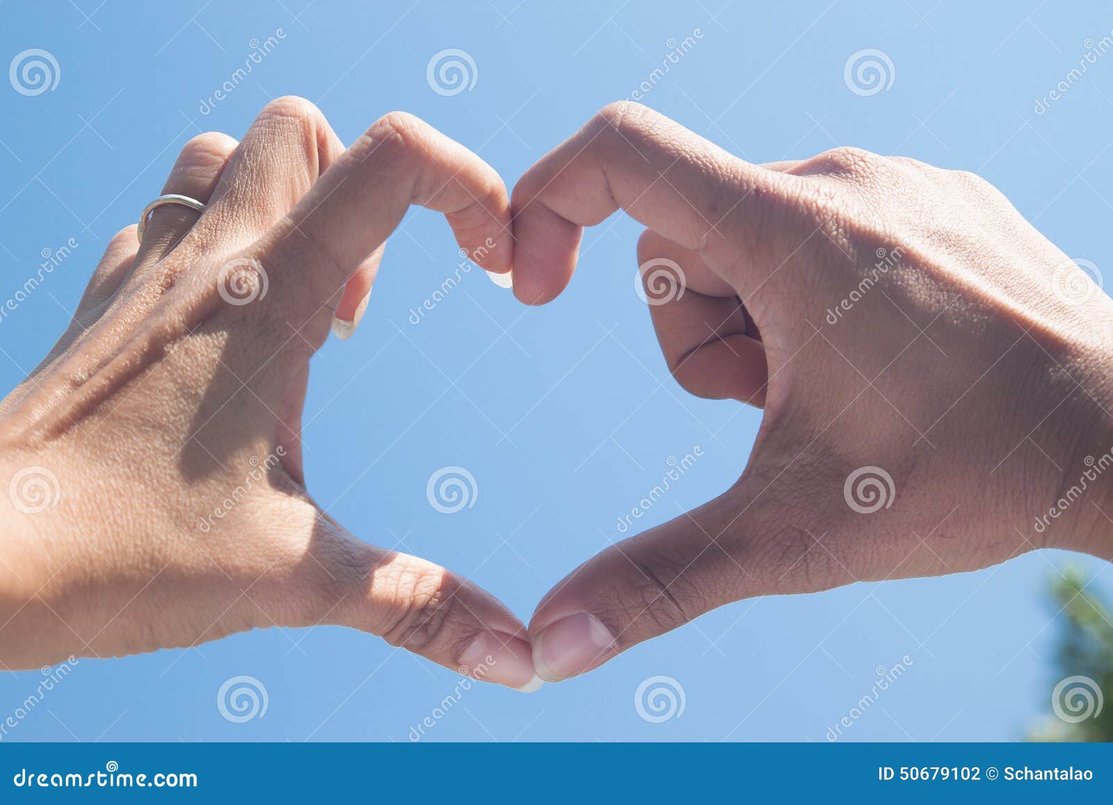 sinal de mão de dedo de coração mini e diamante em forma de