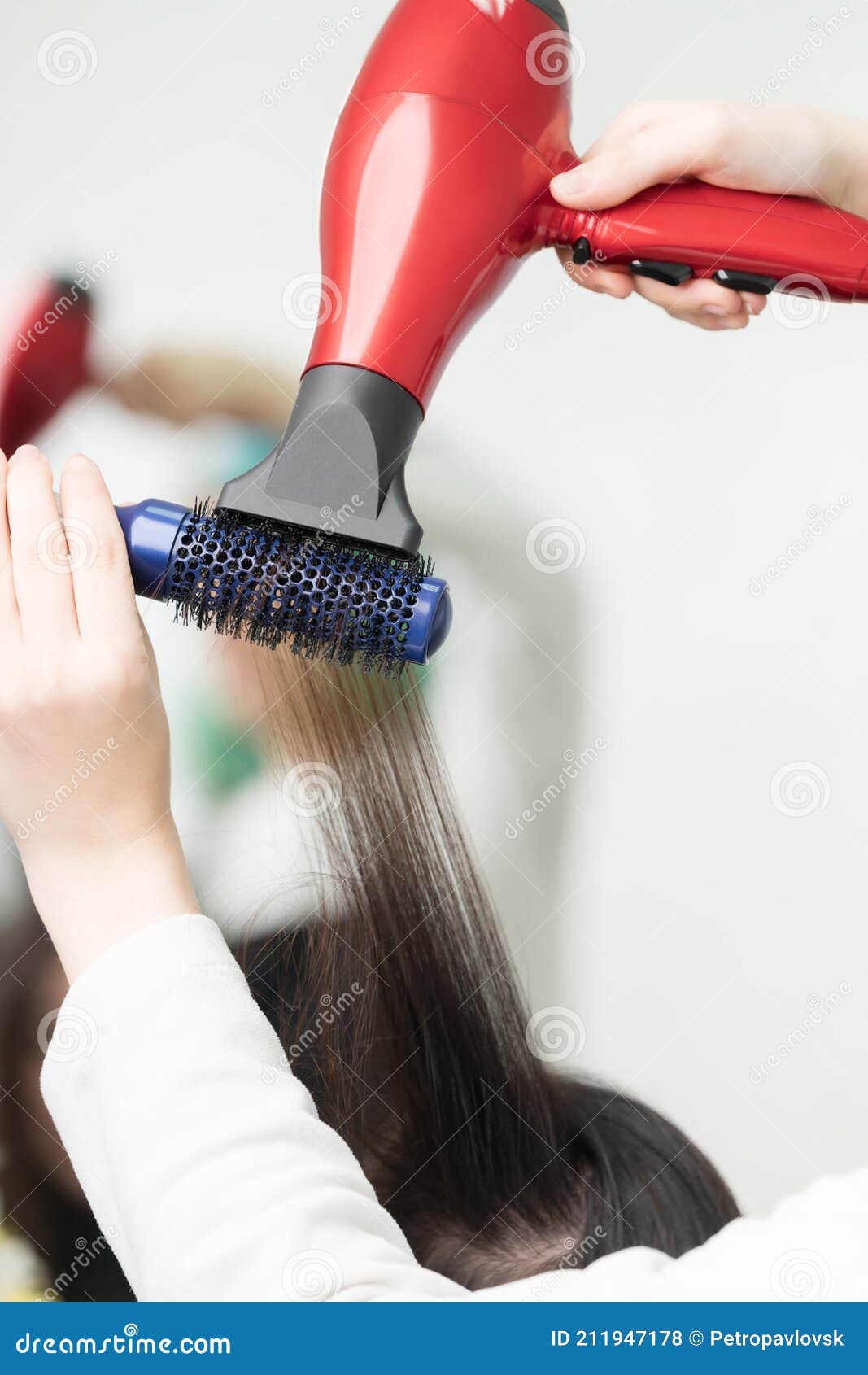 Mãos De Cabeleireiro Secador De Cabeleireiro, De Penteado, Com Secador De  Cabelo Vermelho E Pente Azul No Salão De Beleza Profissi Foto de Stock -  Imagem de seco, forma: 211947178