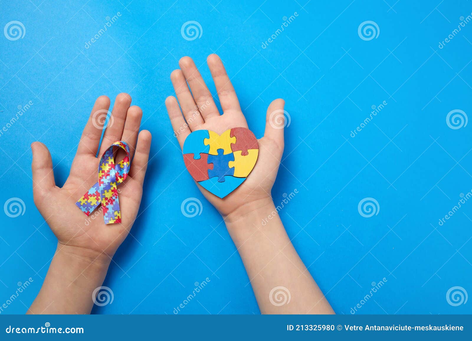 crianças do dia mundial do autismo com quebra-cabeça de fita na