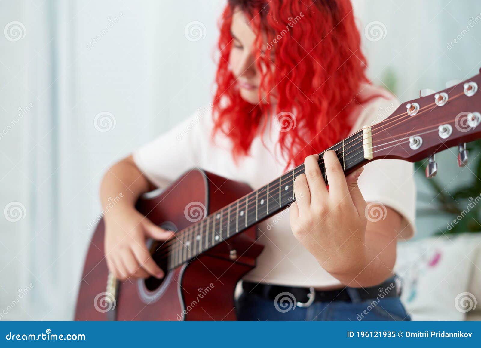 Fotos de Triste mulher jovem sentada com guitarra nas mãos