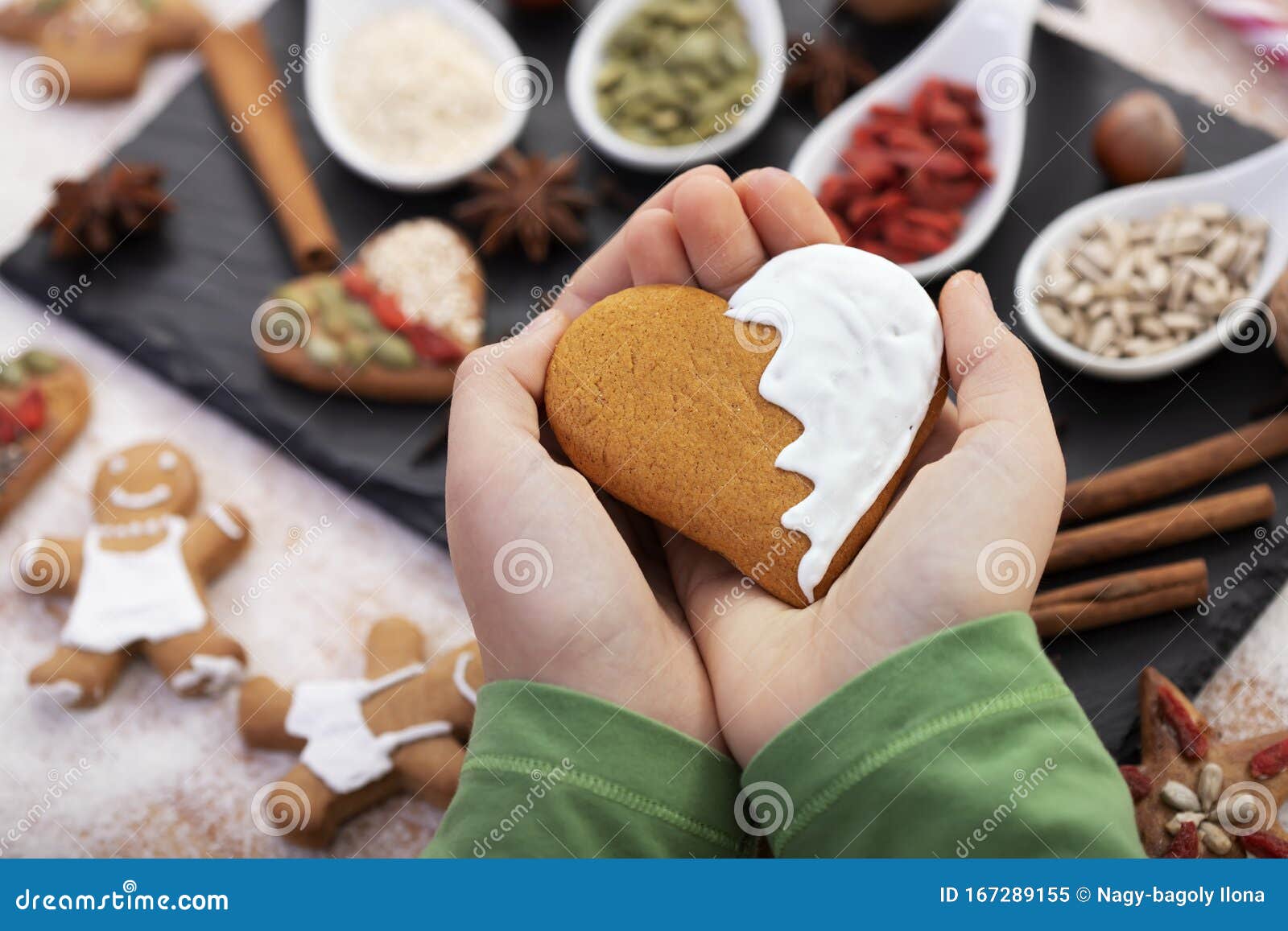 Mãos Segurando O Coração De Pão De Gengibre Com Gelo Branco - Amor Conceito De Comida De Natal Imagem de Stock - Imagem de feliz, cozido: 167289155 Mãos Segurando O Coração De Pão De Gengibre Com Gelo Branco - Amor Conceito De Comida De Natal Imagem de Stock - Imagem de feliz, cozido: 167289155