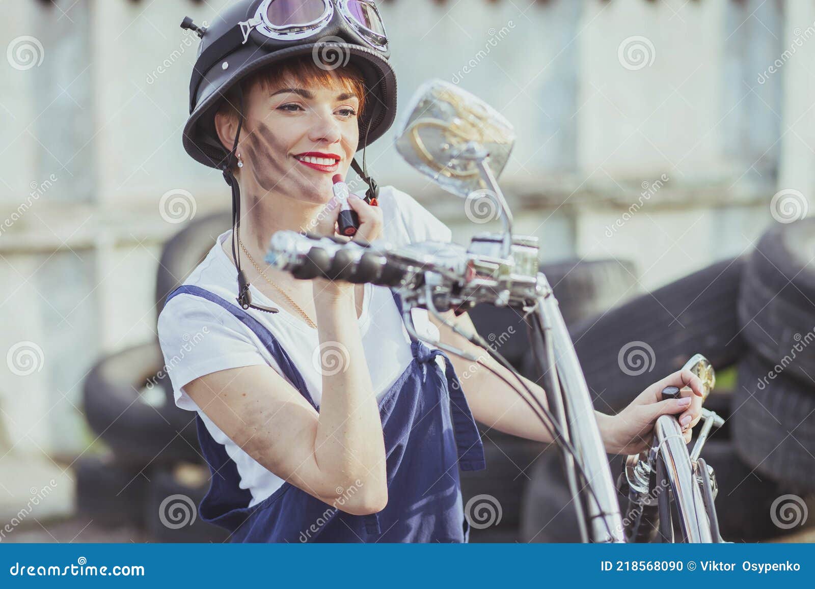 Mädchen Automechaniker in Einem Helm Sieht in Einem Motorrad Spiegel Und  Malt Lippen Stockfoto - Bild von radfahrer, lippenstift: 218568090