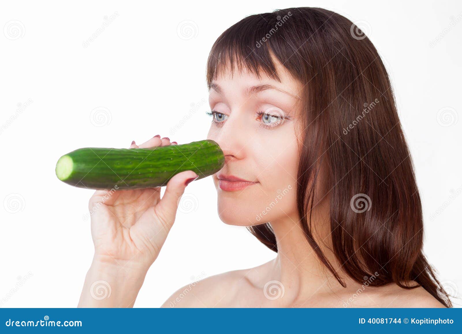 Madchen Das Gurke Isst Stockfoto Bild Von Offnung Neugierig 40081744