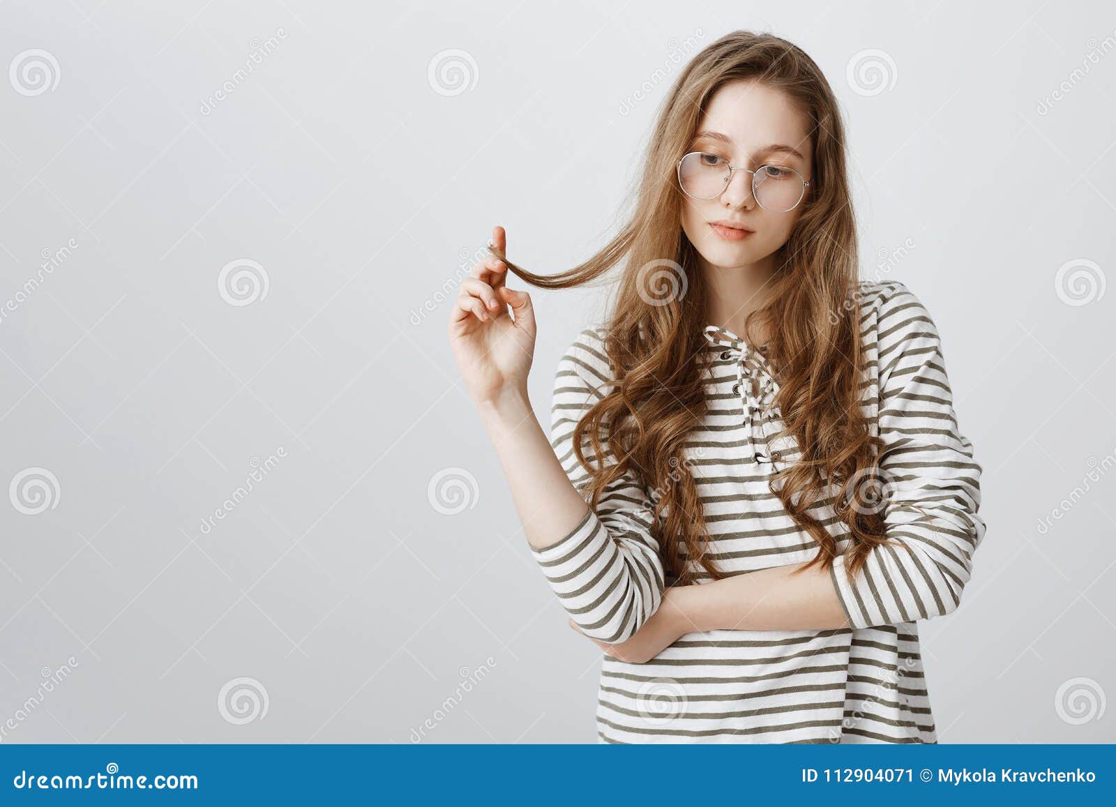 Mädchen, Das Heraus Während Des Gespräches, Denkend An Eigene Mädchen, Das Heraus Während Des Gespräches, Denkend An Eigene