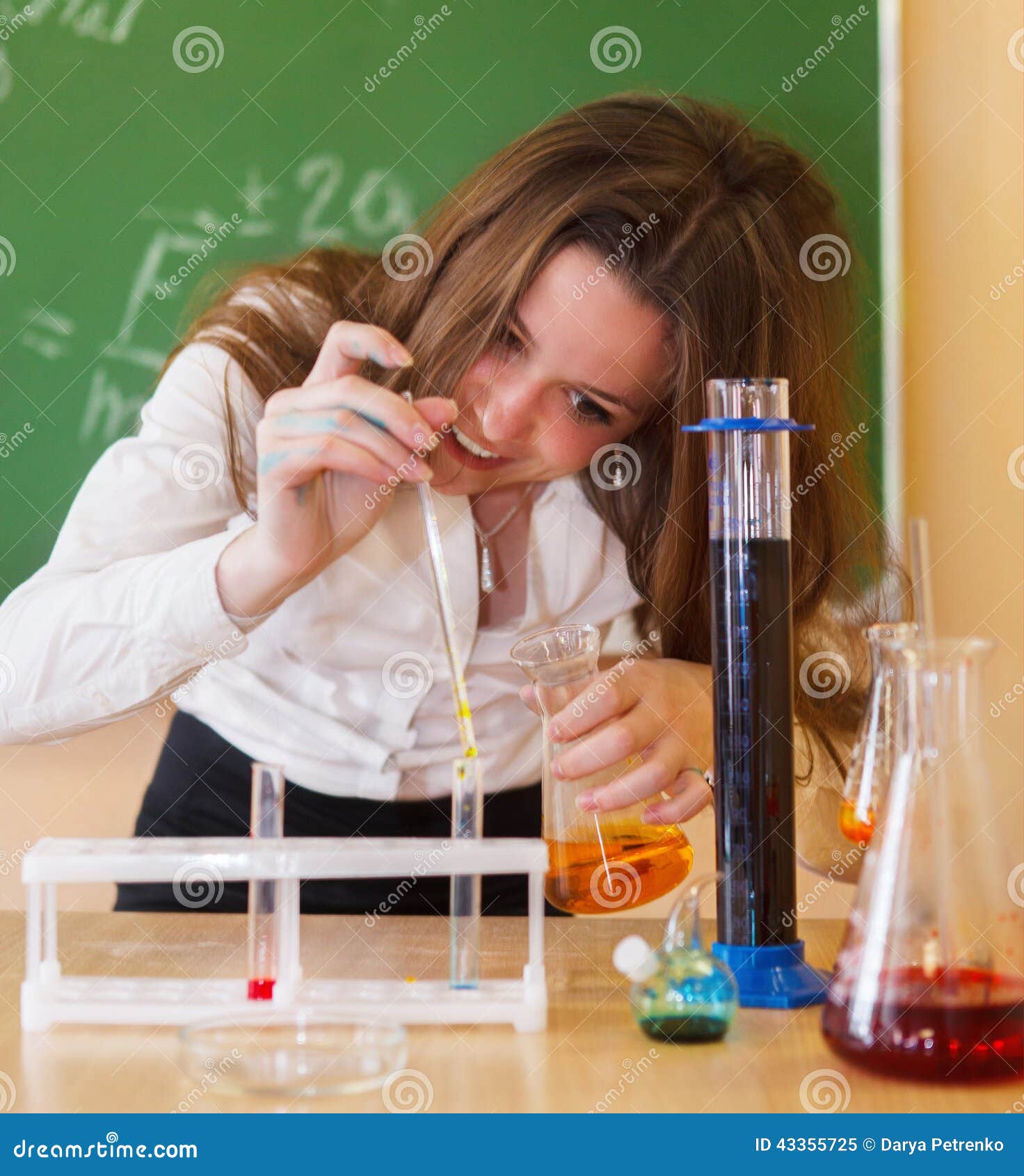 После красной химии. Урок химии. Химия девушка. Фотосессия урок химии. Подросток на уроке химии?.