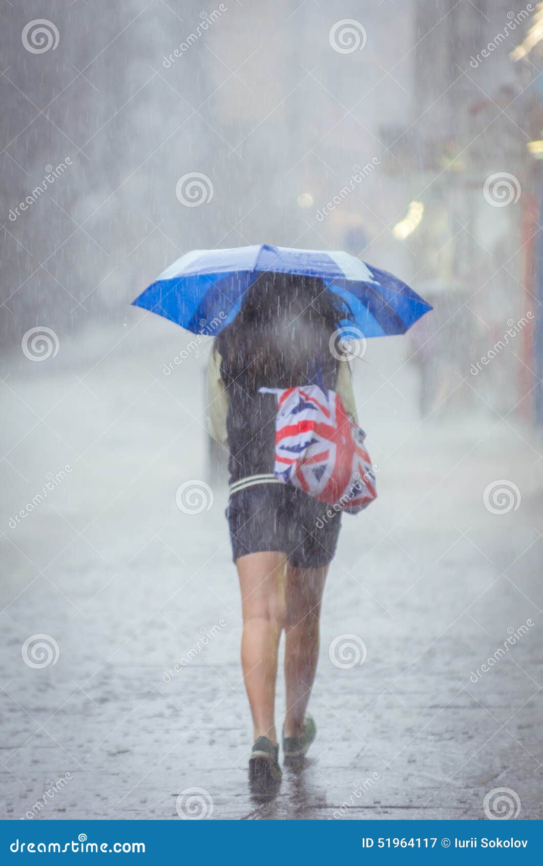 Madchen Das Am Sommerregen In Der Stadt Geht Stockbild Bild Von Sommer Beutel 51964117