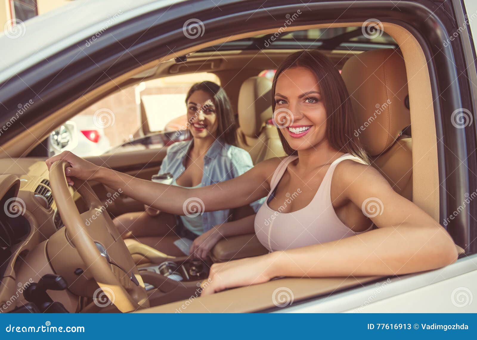 Mädchen, Die Das Auto Fahren Stockbild - Bild von exkursion, leute