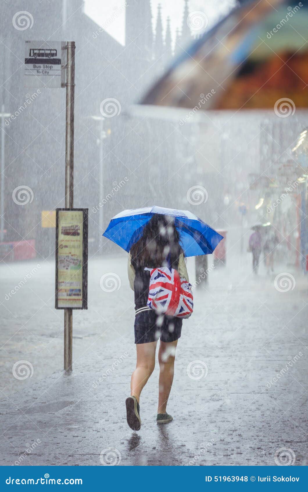 Madchen Geht Am Sommerregen In Der Stadt Stockfoto Bild Von Regen Gehen 51963948