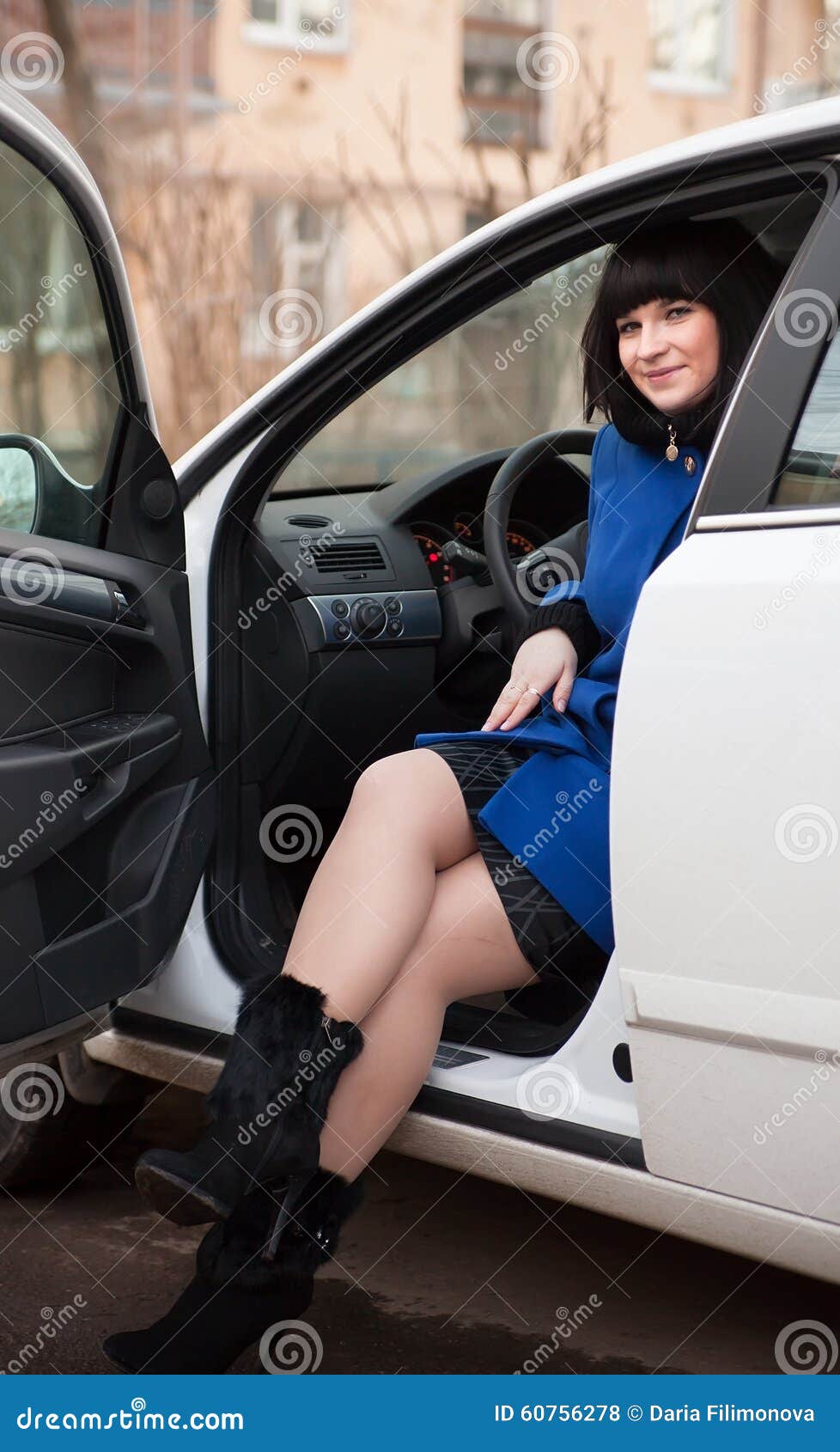 Madchen Im Mantel Der Im Weissen Auto Sitzt Stockfoto Bild Von Auto Mantel 60756278
