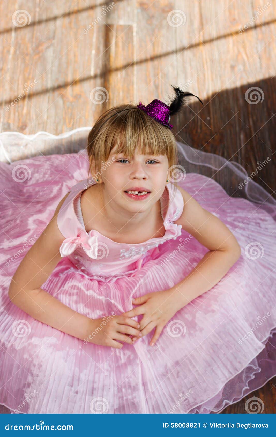 mädchen 6 jahre alt in einem rosa kleid stockbild  bild