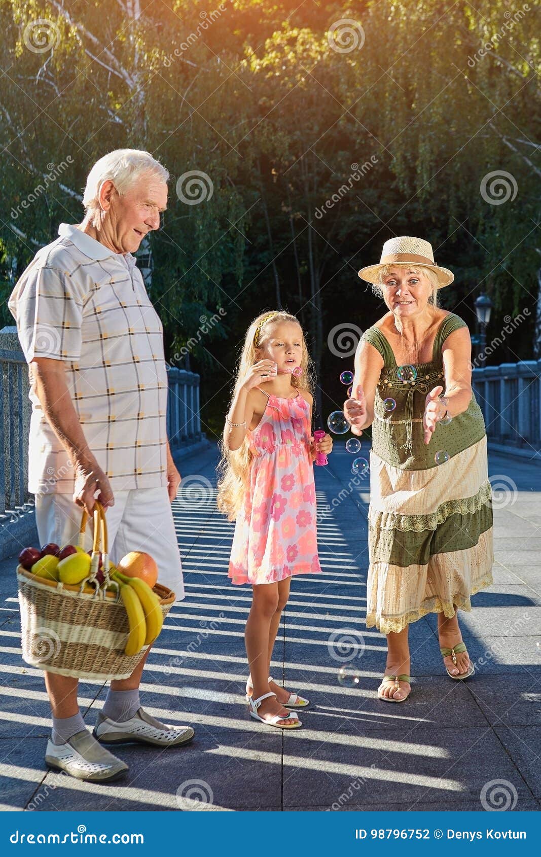 Madchen Mit Grosseltern Blasengeblase Stockfoto Bild Von Blasengeblase Madchen 98796752