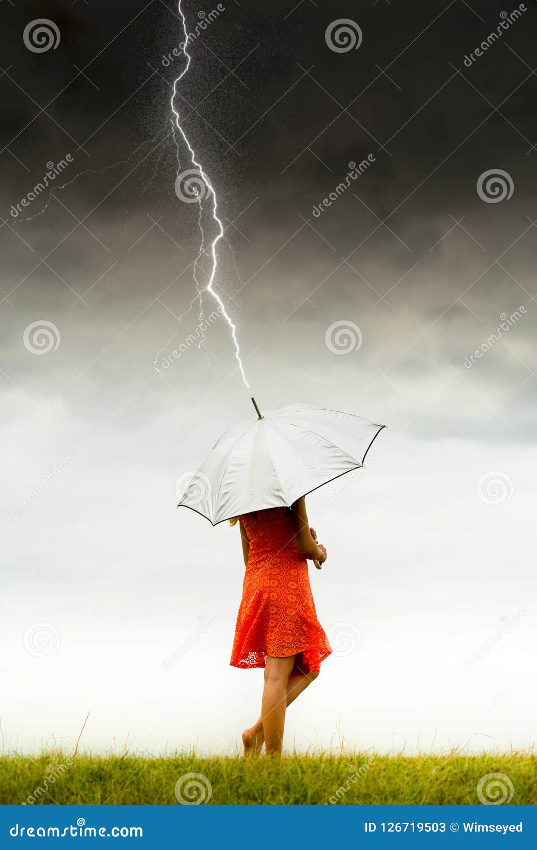 Madchen Mit Regenschirm Im Sturm Stockbild Bild Von Sturm Regenschirm